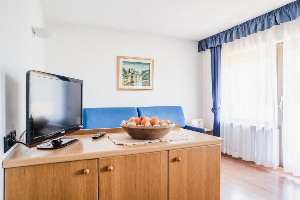 TV a/nebo společenská místnost v ubytování Residence Dolomia