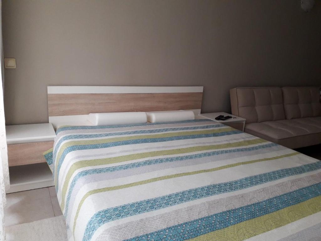A bed or beds in a room at Treti Mart North