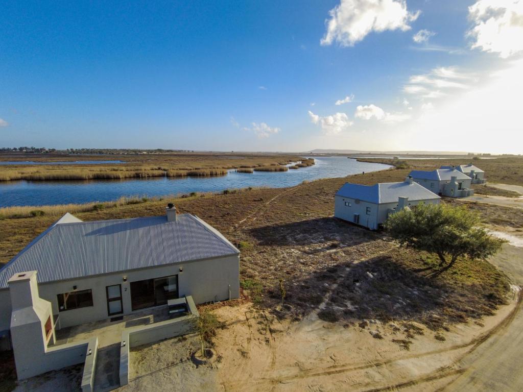 - une vue aérienne sur une maison à côté d'une rivière dans l'établissement Lermitage Game Lodge - Solar Power, à Velddrif