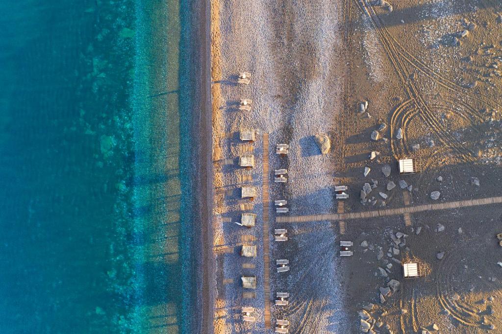 una vista aerea di un parcheggio vicino all'oceano di Eco Beach And Magic Garden Hotel a Gennadi