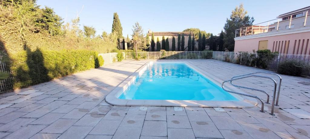 uma pequena piscina num quintal com uma casa em Cosy Studio Balcon Tennis Swiminng Pool em Cavaillon