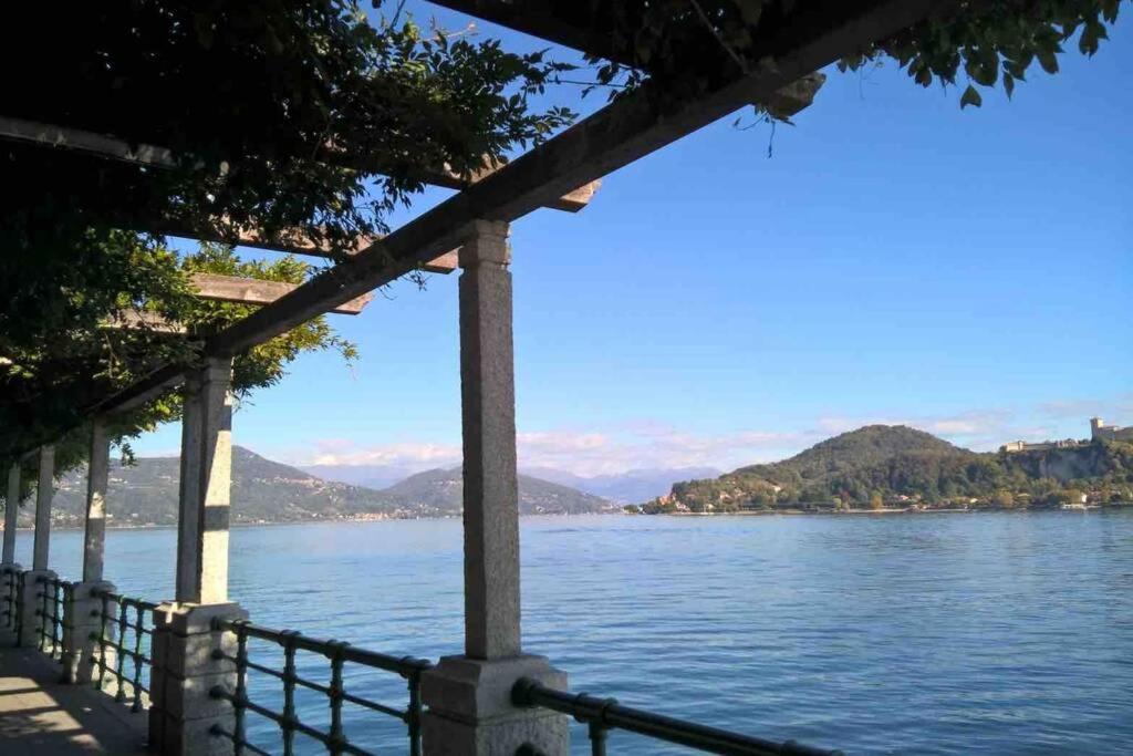 una vista del agua con montañas en el fondo en Holiday house by the lake, en Arona