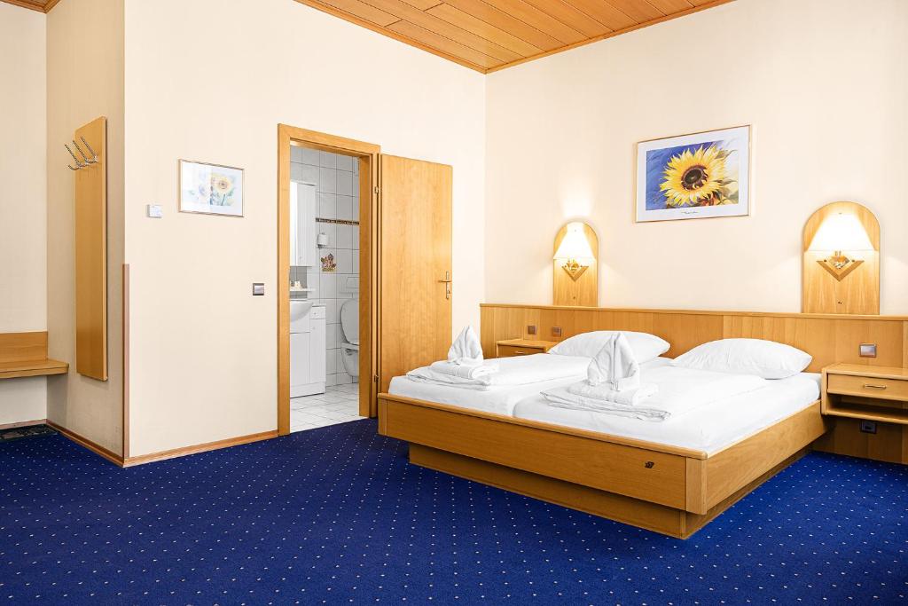 Postel nebo postele na pokoji v ubytování Hotel-Pension Wild
