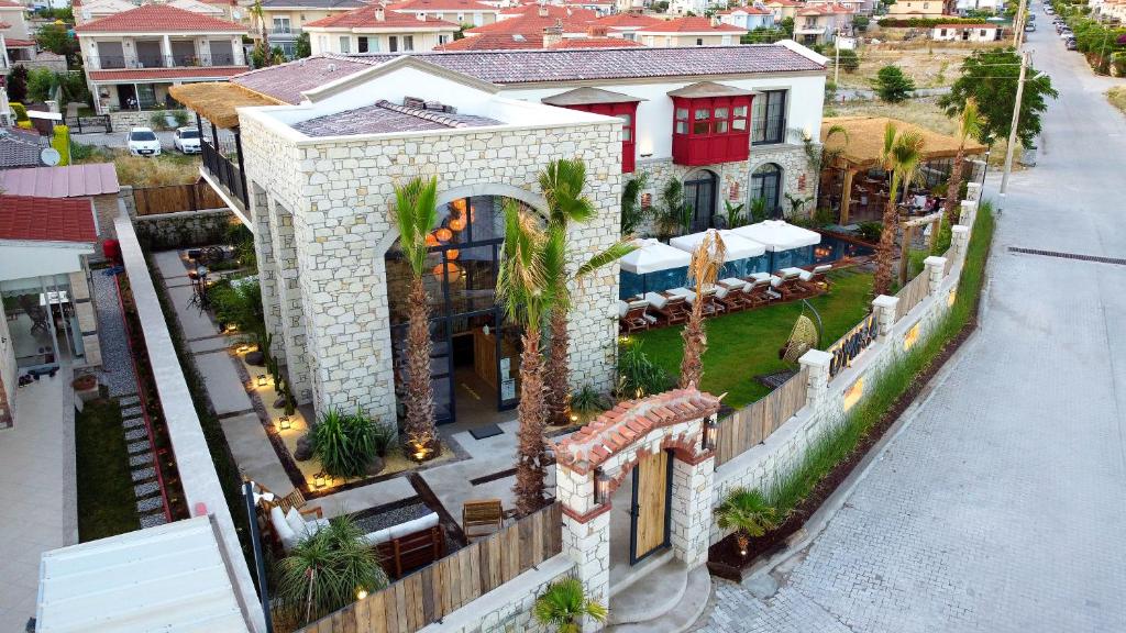 an aerial view of a house with palm trees at Dmira Alacati in Alaçatı