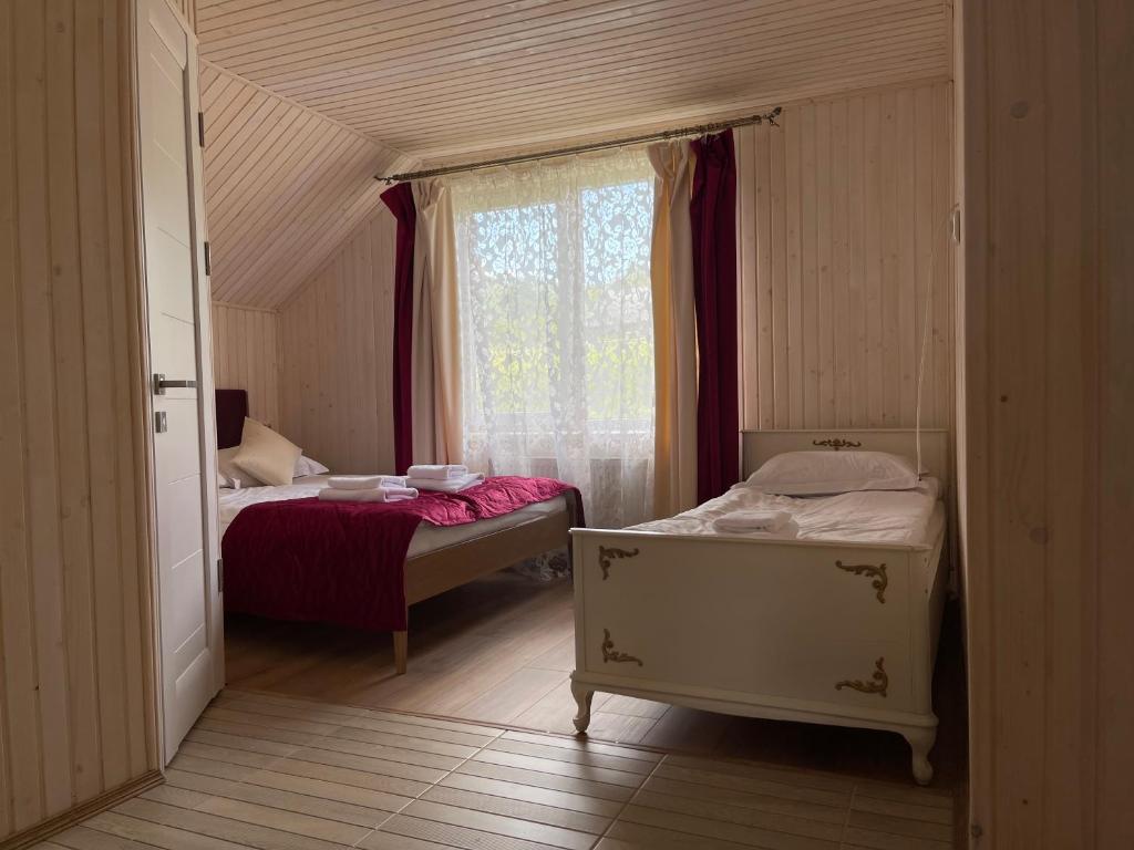 Giường trong phòng chung tại VULYK z MEDOM