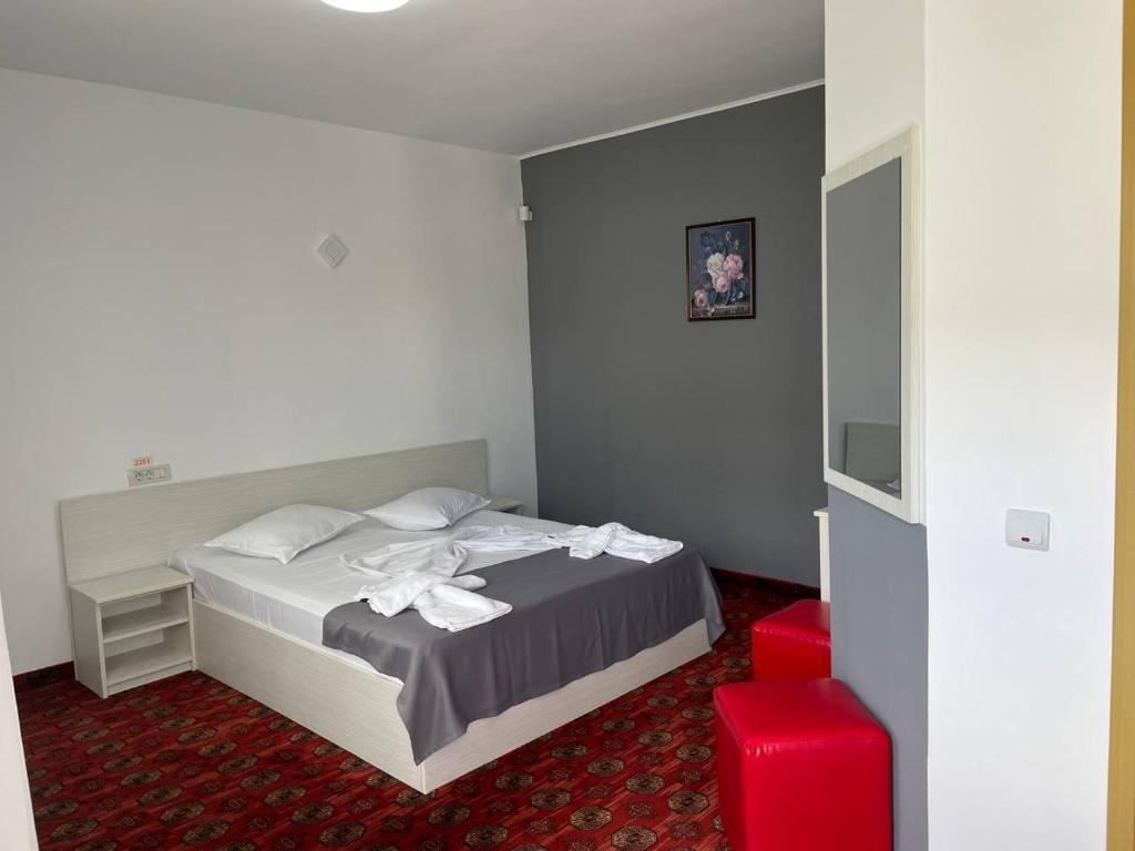 北埃福列的住宿－Casa Margo，一间卧室配有一张床,铺有红色地毯