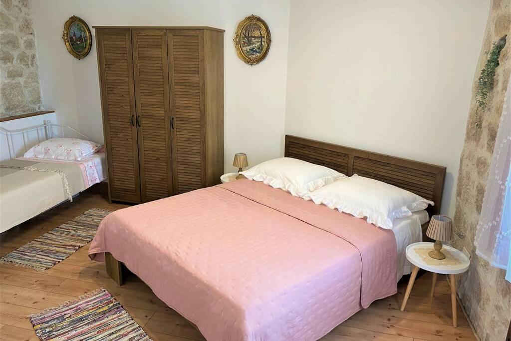 Posteľ alebo postele v izbe v ubytovaní New Villa OLE, stone house, sea view, jacuzzi