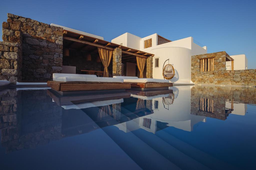 Bazén v ubytování Amodara Boutique Villas-Naxos Boutique Luxury Private Villas nebo v jeho okolí