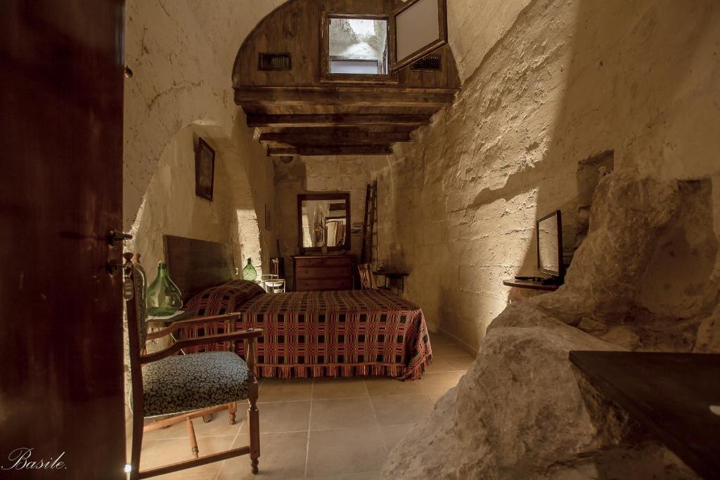マテーラにあるB＆B フィオレンティーニの石造りの建物内にあるベッドルーム1室(ベッド1台付)