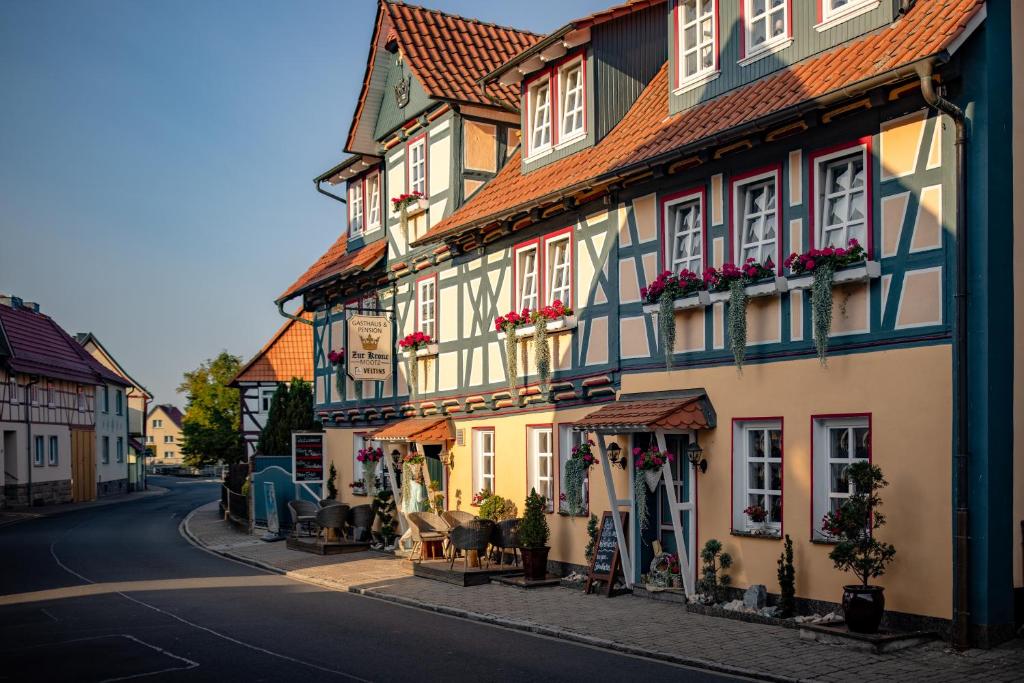 una fila de casas al lado de una calle en Pension Zur Krone en Martinfeld