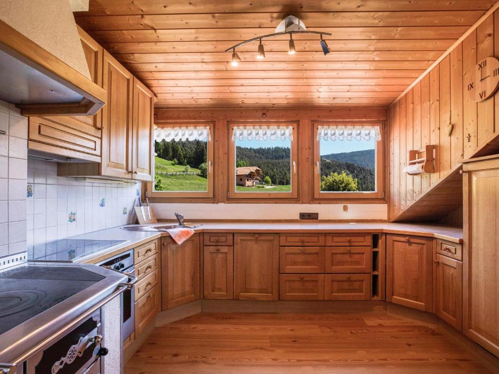 A kitchen or kitchenette at Huanzhof Ferienwohnung Weißhorn