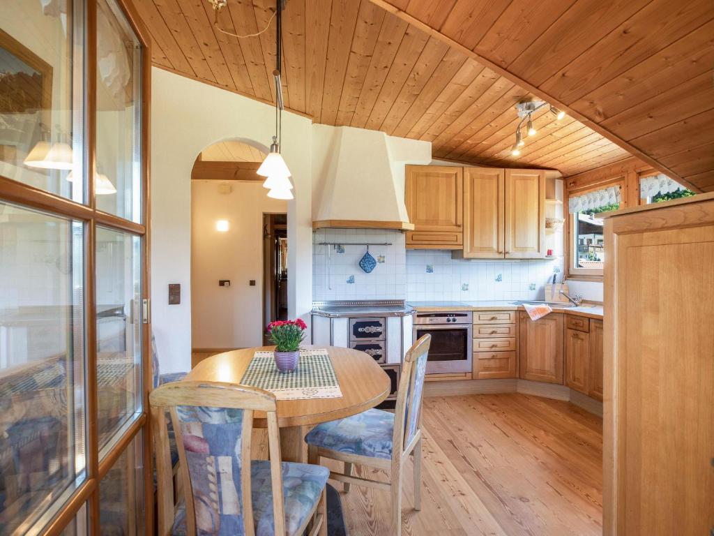 A kitchen or kitchenette at Huanzhof Ferienwohnung Weißhorn