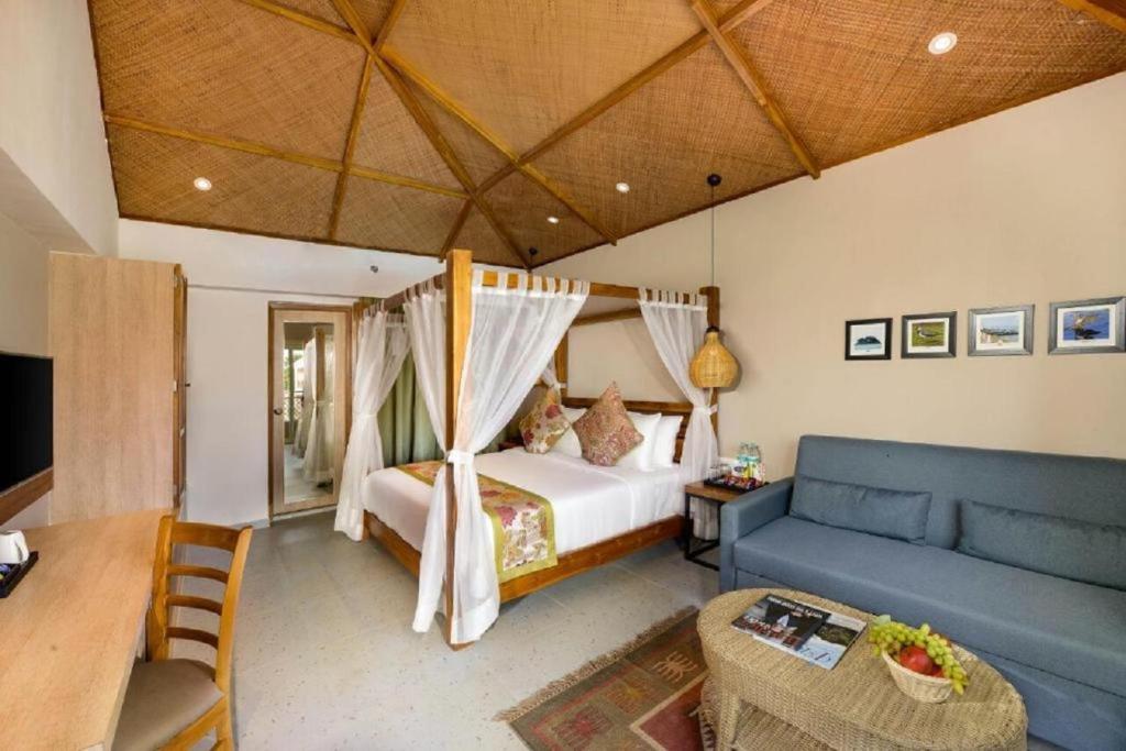 Postel nebo postele na pokoji v ubytování Swosti Chilika Resort