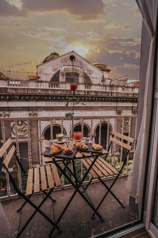 Ein Tisch mit Essen darauf vor einem Gebäude in der Unterkunft Nova Relais in Neapel