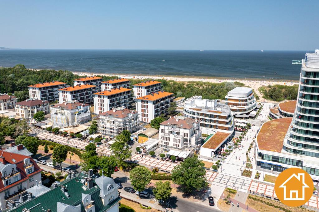 una vista aerea di una città con l'oceano di Apartamenty Baltic Park - visitopl a Świnoujście