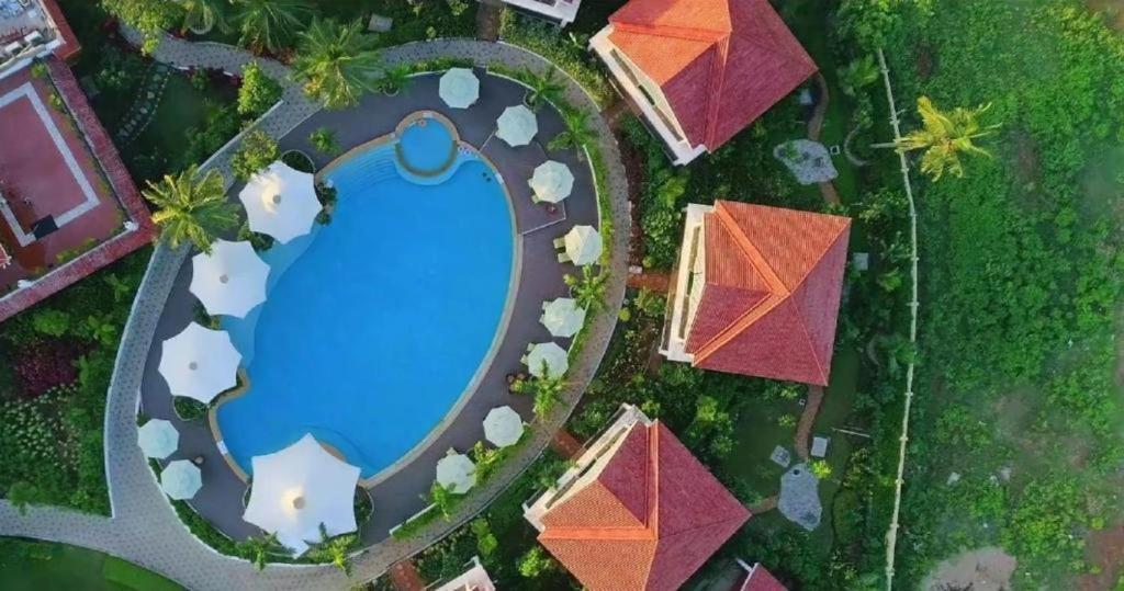 eine Aussicht auf einen Pool in einem Resort in der Unterkunft Swosti Chilika Resort in Kānāipur