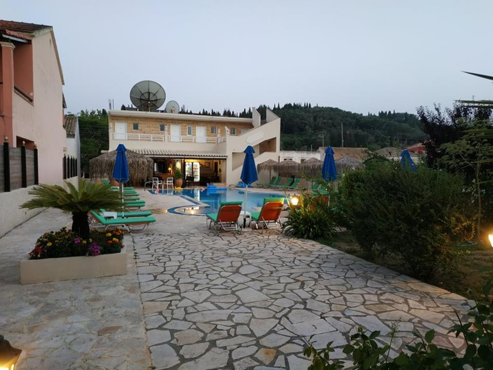 Bazén v ubytování Lena Studios nebo v jeho okolí
