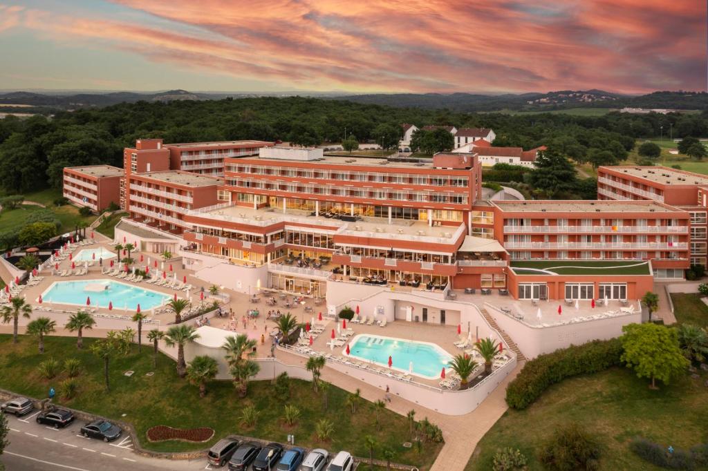 een luchtzicht op een resort met 2 zwembaden bij Hotel Albatros Plava Laguna in Poreč