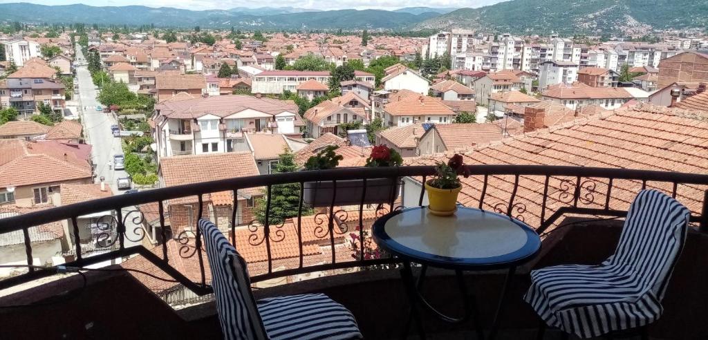 stół i krzesła na balkonie z widokiem na miasto w obiekcie Bella apartments w Ochrydzie