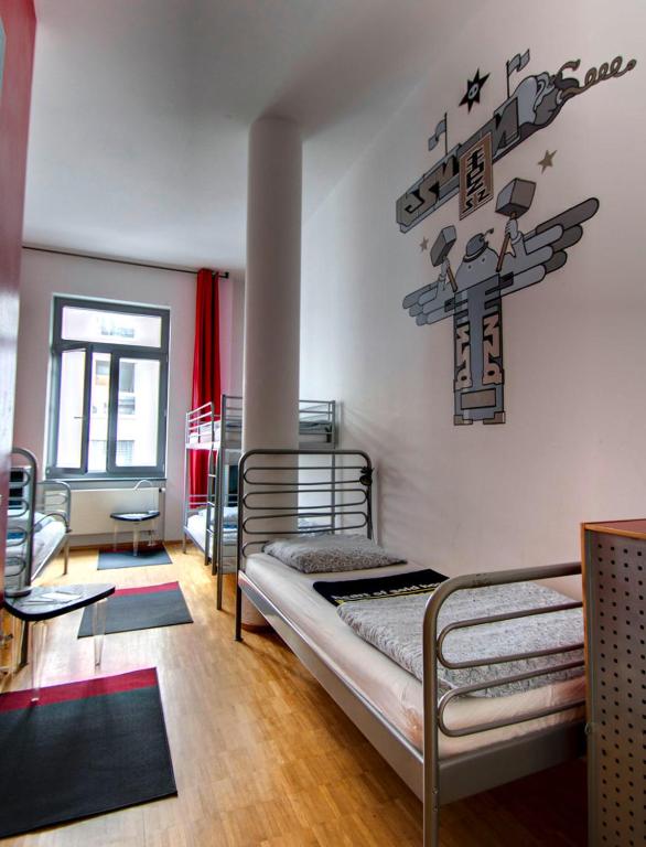 Heart of Gold Hostel & Capsules Berlin - Bed In Een Kamer Met 4 Bedden