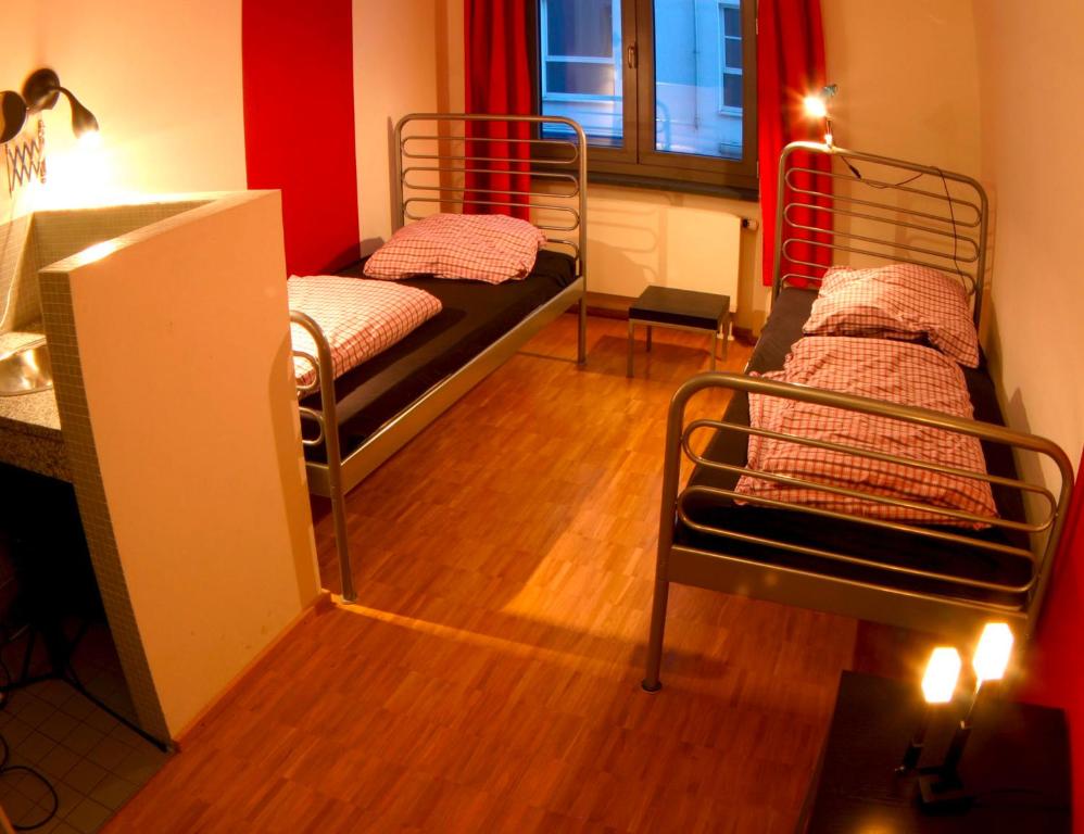 Heart of Gold Hostel & Capsules Berlin - Tweepersoonskamer Met 2 Aparte Bedden En Douche