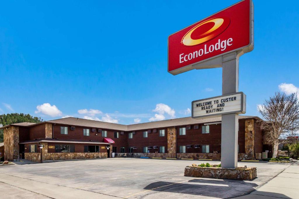 un bâtiment avec un panneau devant lui dans l'établissement Econo Lodge, Downtown Custer Near Custer State Park and Mt Rushmore, à Custer