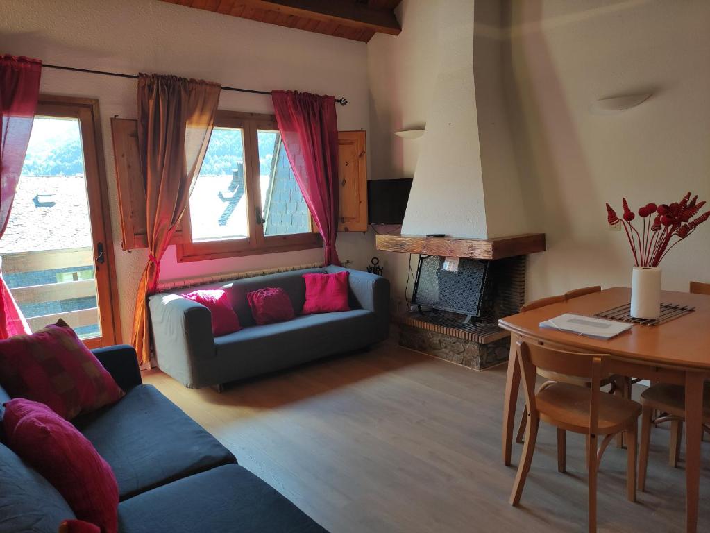 ein Wohnzimmer mit einem Sofa und einem Tisch in der Unterkunft SUITEDREAMS - Camp de Baix in La Massana