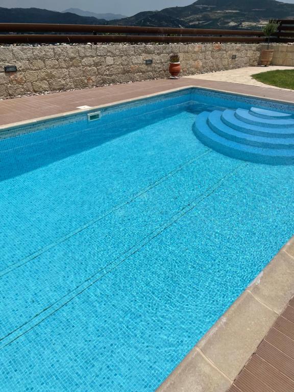 Bazén v ubytování Softades Cottage nebo v jeho okolí