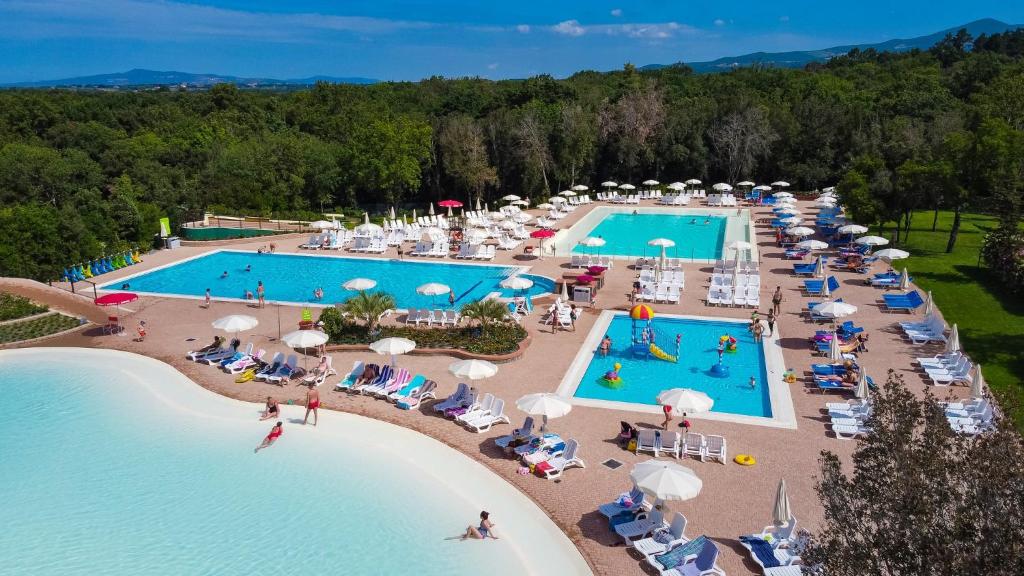 eine Luftansicht eines Resorts mit zwei Pools in der Unterkunft hu Montescudaio Village in Montescudaio