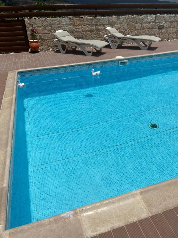 Bazén v ubytování Softades Cottage nebo v jeho okolí