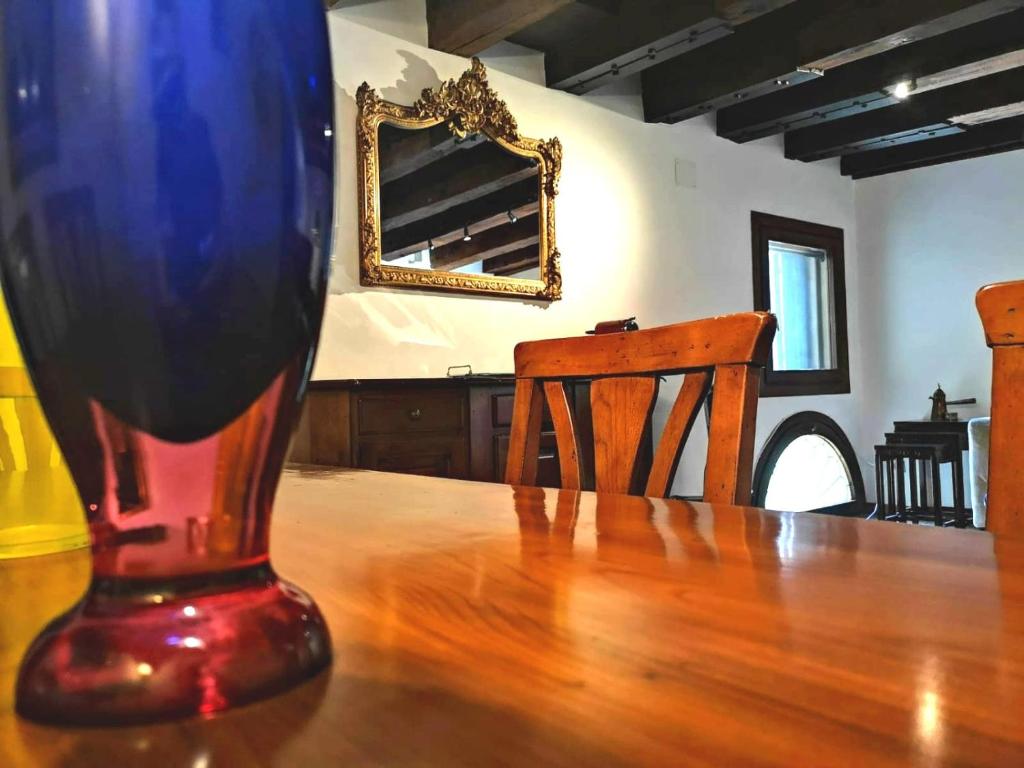 eine Vase auf einem Holztisch in der Unterkunft Casanova Relais in Venedig