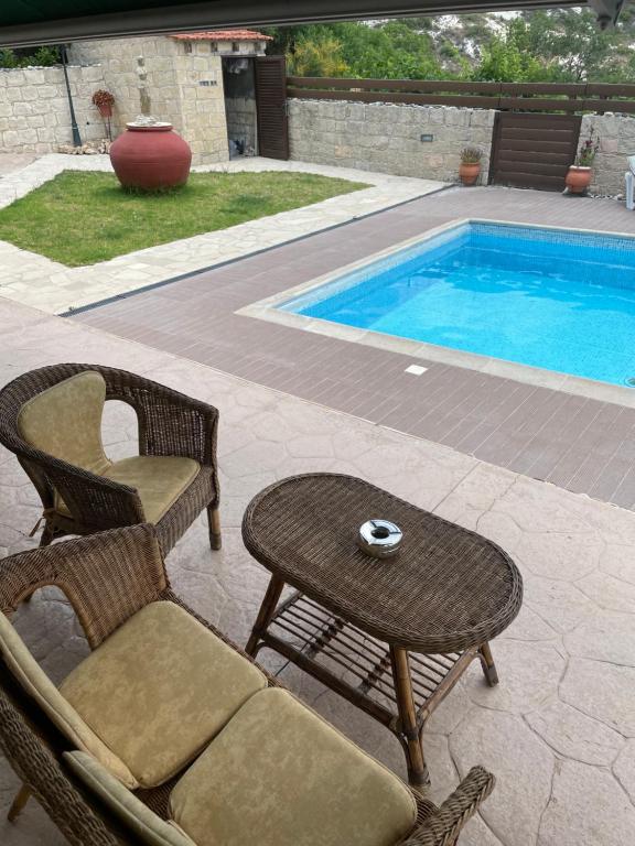 Bazén v ubytování Softades Cottage nebo v jeho okolí