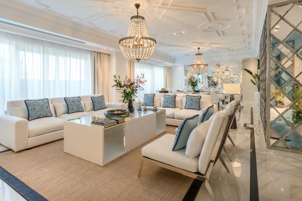 Posezení v ubytování Centara West Bay Hotel & Residences Doha