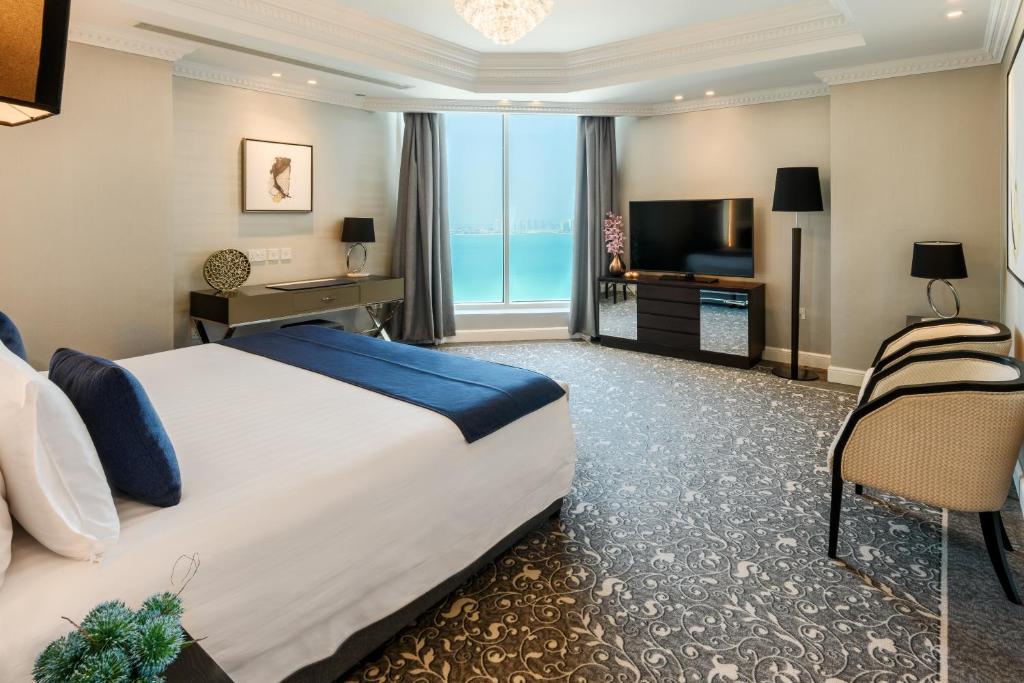 TV a/nebo společenská místnost v ubytování Centara West Bay Hotel & Residences Doha