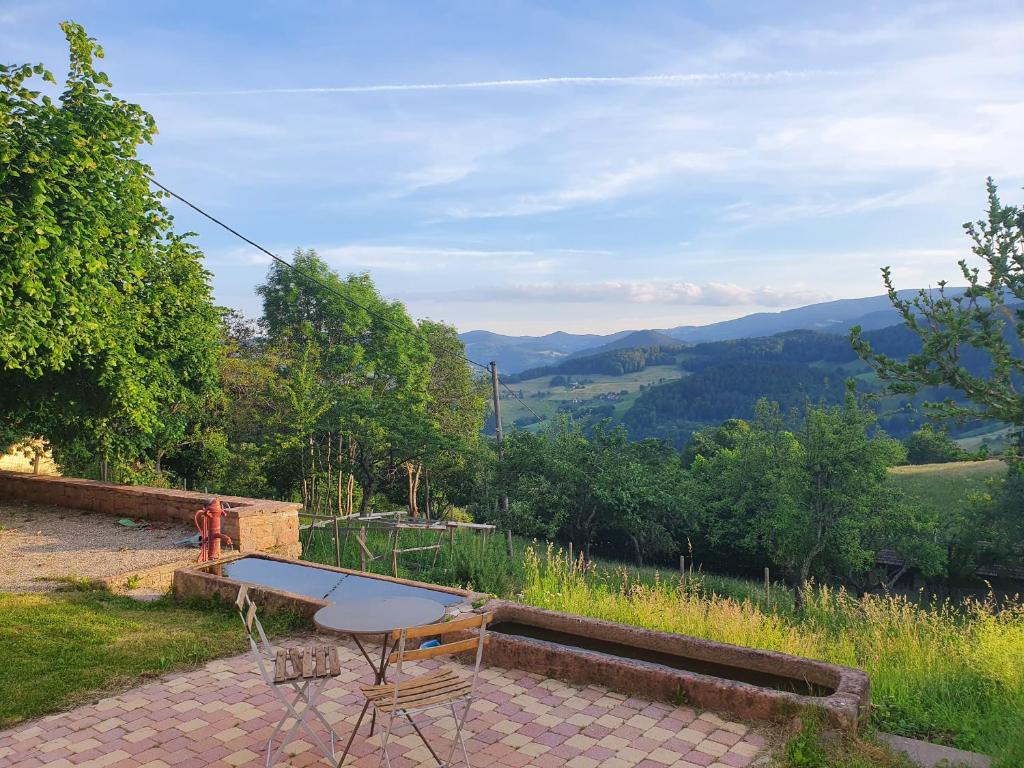 弗瑞蘭的住宿－Le nid du Kaloui，一张乒乓球桌,享有山景