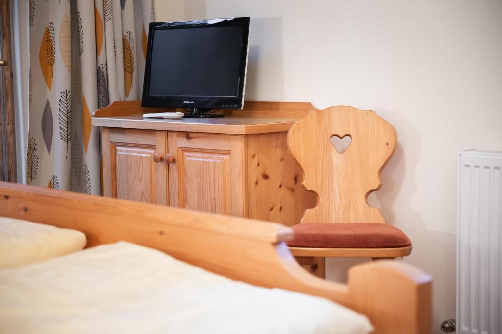 Televízia a/alebo spoločenská miestnosť v ubytovaní Appartements Hochlega