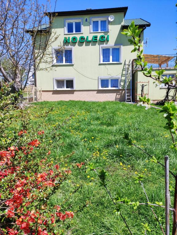 ein Gebäude mit einem Schild an der Seite in der Unterkunft Homestay Stróżówka in Gorlice