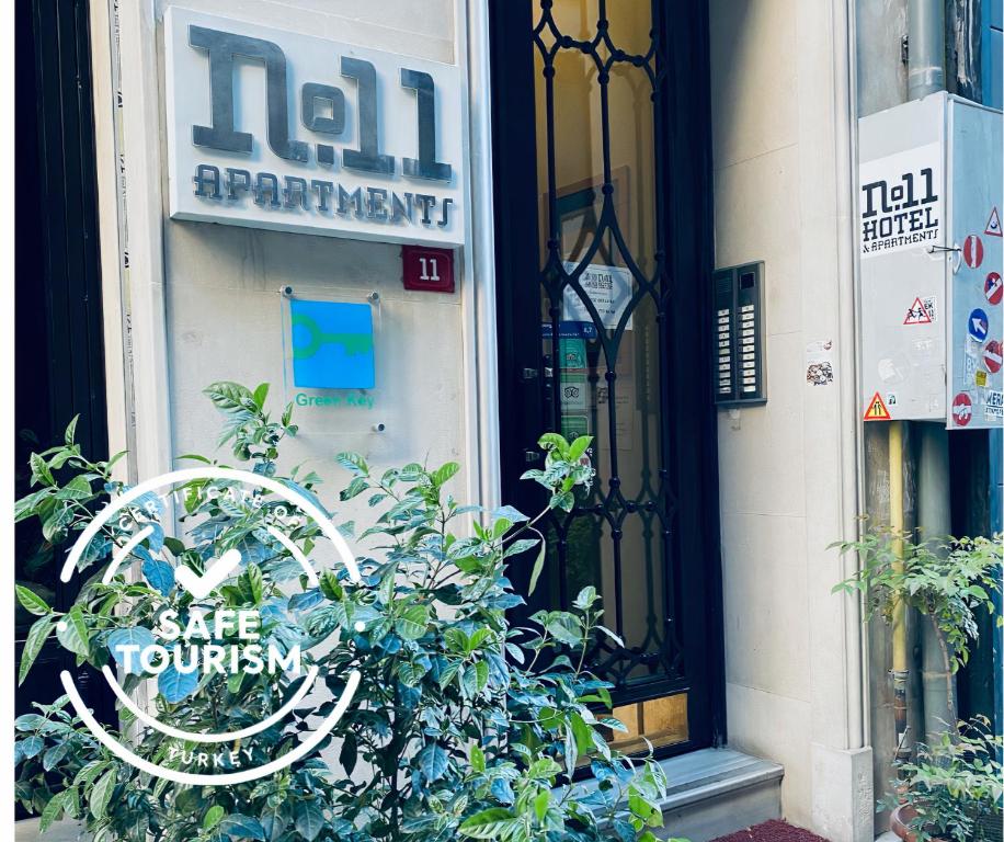 فندق وشقق No.11 في إسطنبول: لوحة على باب المتجر