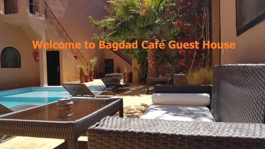 a backyard cafe guest house with a swimming pool at Guest House Bagdad Café in Aït Benhaddou