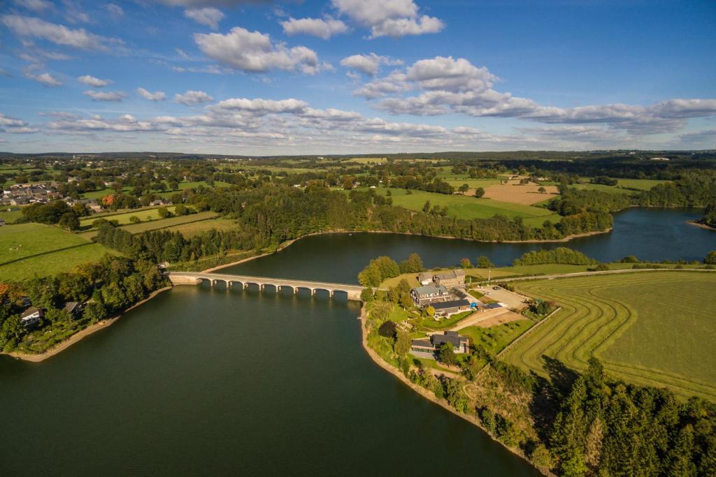 een luchtzicht op een brug over een rivier bij Hotel des Bains & Wellness Spa Nuxe in Robertville