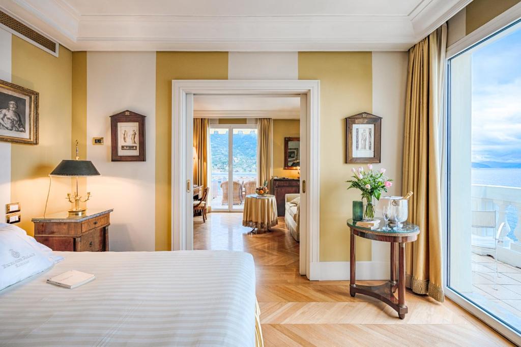 Postel nebo postele na pokoji v ubytování Excelsior Palace Portofino Coast