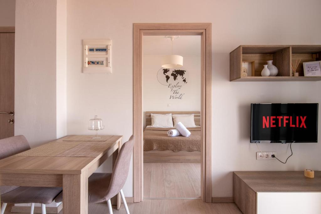 comedor con mesa y espejo en Minimalist apartments w/ view (by Powerbnb) en Tesalónica