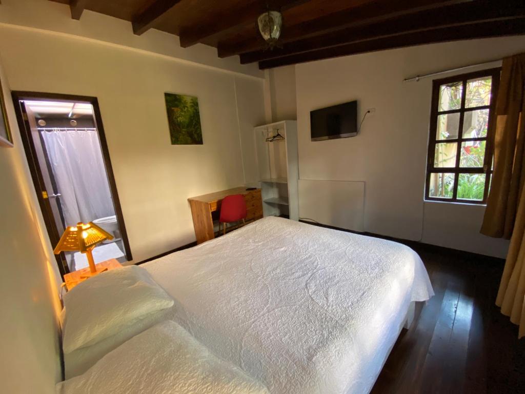 Postel nebo postele na pokoji v ubytování Hostal Alcala