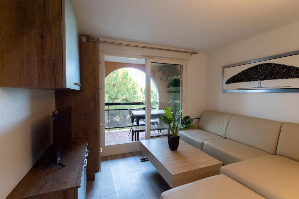 un salon avec un canapé et une table dans l'établissement Villa Medicis, à Beausoleil