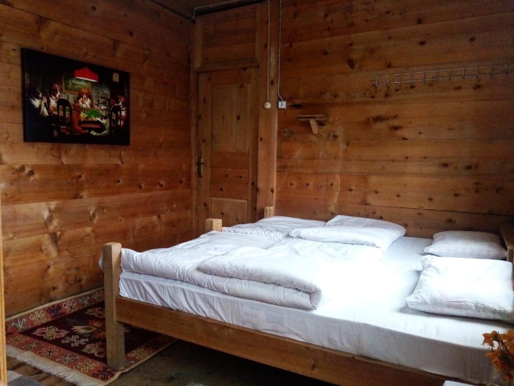 ÇamlıhemşinにあるDemircioglu Pokut Dag Eviの木製の壁のベッドルーム1室