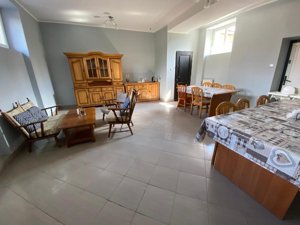 duży salon ze stołem i krzesłami w obiekcie Dom Brama Mazur w Ostródzie