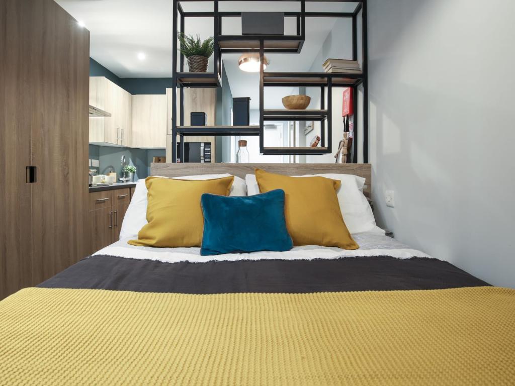 Trendy Studio Apartments at IQ Hammersmith in London - Studio