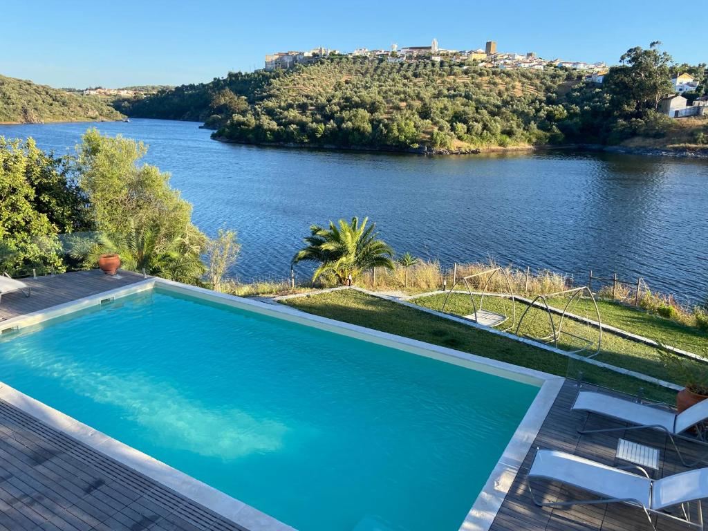 una piscina con vistas al río en Montes de Charme (AL 6288) en Avis