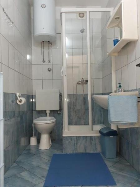 Kúpeľňa v ubytovaní Apartment in Omiš with sea view, balcony, Wi-Fi (161-3)