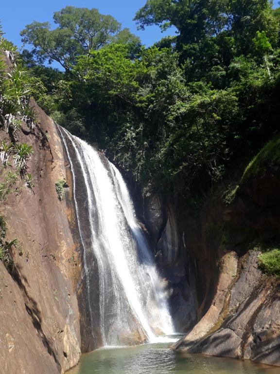een waterval aan de kant van een rotsachtige klif bij Eco Parque Cachoeira Moxafongo in Santa Leopoldina